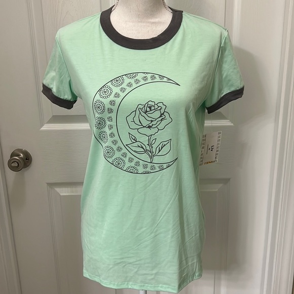 LULAROE “LIV” T-SHIRT WITH CRESCENT MOON 🌙 & FLORAL DESIGN, NWT, XS - Picture 1 of 1